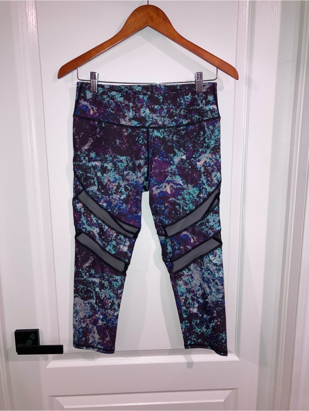 Fabletics Blue & Purple Abstract Capri Leggings w/ Mesh Panels - size S?